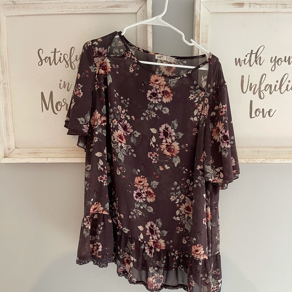Super cute jolt top